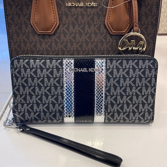 Michael Kors Jet Set Travel Large Signature Logo and Metallic Continental Wallet - Picture 16 of 16